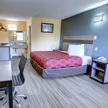 Econo Lodge At Military Circle-3