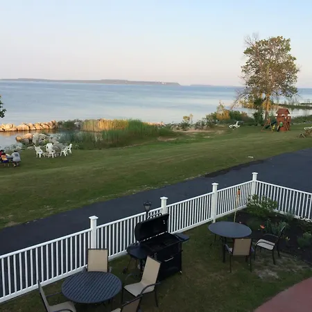 Baymont By Wyndham St. Ignace Lakefront-2