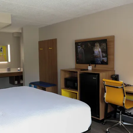 Days Inn By Wyndham Farmville-3