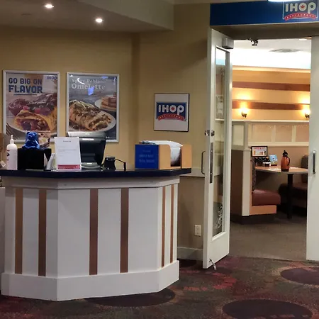 Ramada By Wyndham Niagara Falls/Fallsview-2