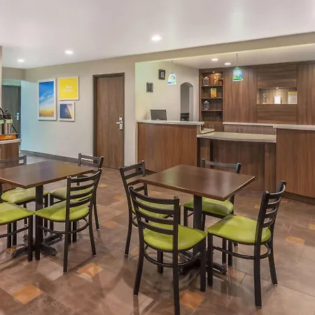 Days Inn & Suites By Wyndham East Flagstaff-2