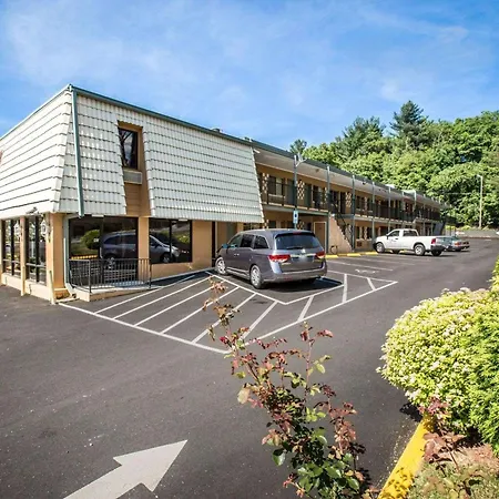 Econo Lodge Biltmore-3