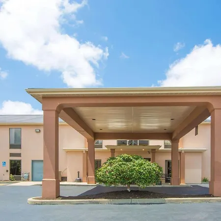 Howard Johnson By Wyndham Beckley-3