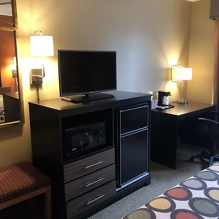 Super 8 By Wyndham Crystal Lake-3