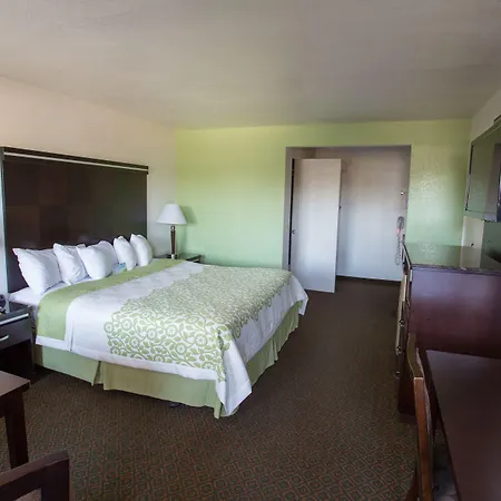 Days Inn By Wyndham Oceanside-3