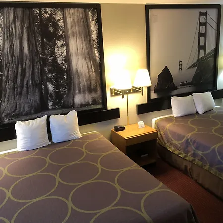 Super 8 By Wyndham Crescent City-2