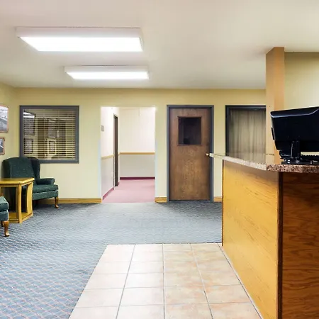 Super 8 By Wyndham Hot Springs-2