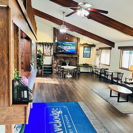 Travelodge By Wyndham Valleyfair Shakopee-3
