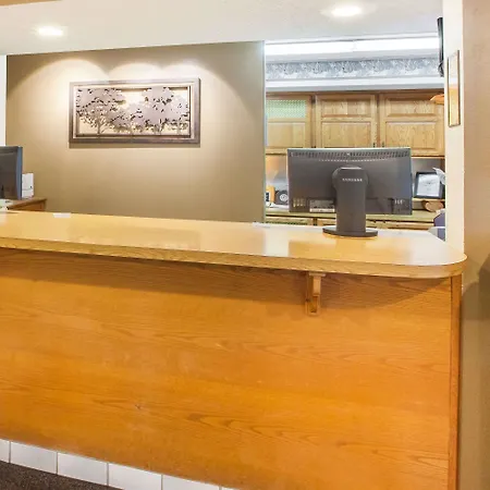 Super 8 By Wyndham West Branch-3