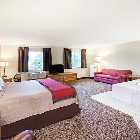 Super 8 By Wyndham West Branch-3