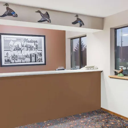 Super 8 By Wyndham Madison-2