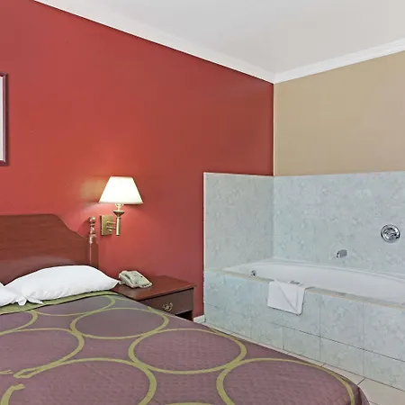 Super 8 By Wyndham North Hollywood-3