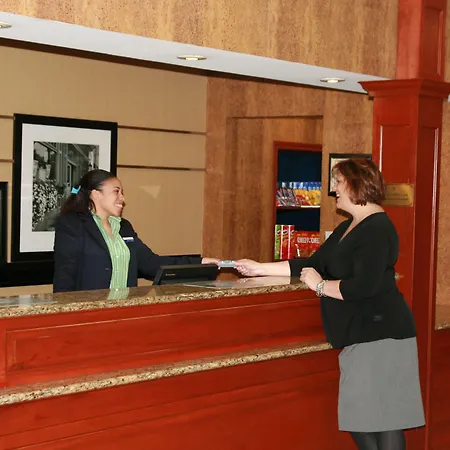 Hampton Inn Woodbridge-3