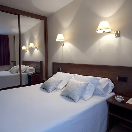 Hotel y Apartamentos Arias-3