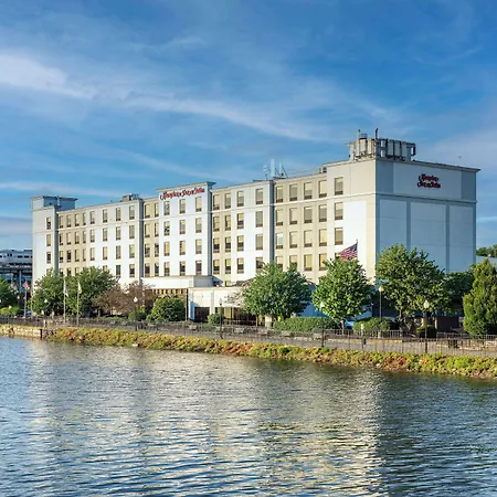 Hampton Inn & Suites Newark-Harrison-Riverwalk-2