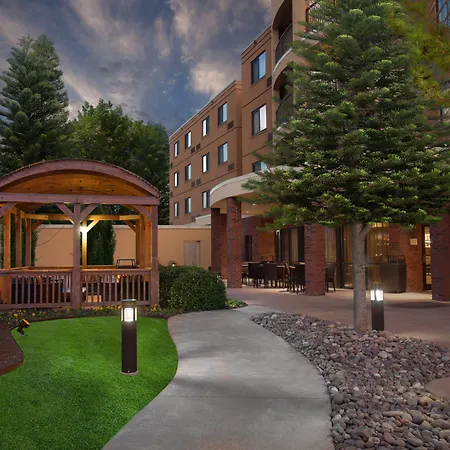 Courtyard By Marriott Fayetteville-3