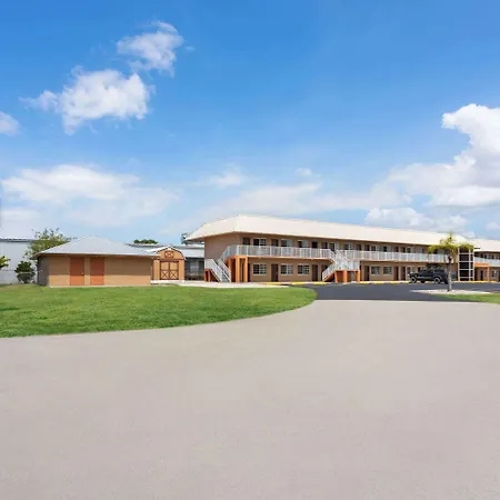 Travelodge Suites By Wyndham Lake Okeechobee-2