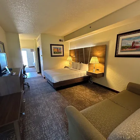 Mackinaw Beach And Bay Inn & Suites-3