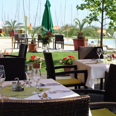 Hotel Golden Lake Resort-3