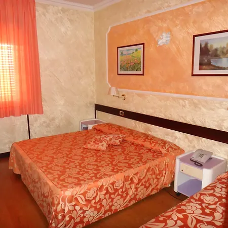 Benny Hotel-2
