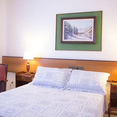 Holz Hotel-2