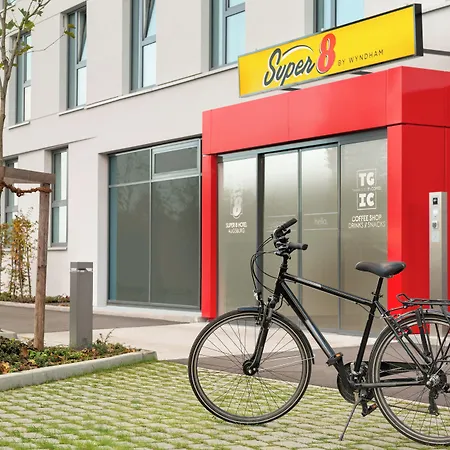 Super 8 By Wyndham Munich City North-3
