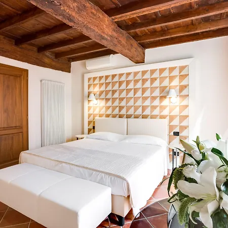 Ferrara Rooms-2