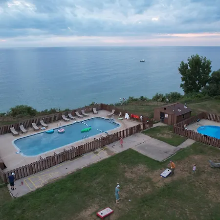 Lake Bluff Inn And Suites-2