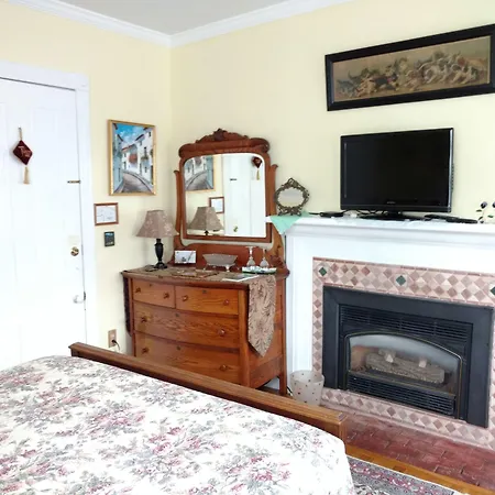 Armistead Cottage Bed & Breakfast-3