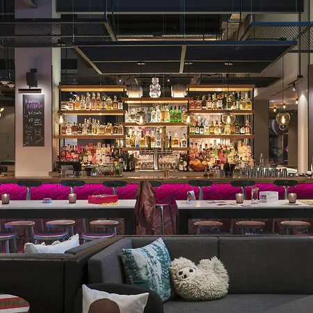 Moxy Chicago Downtown-3