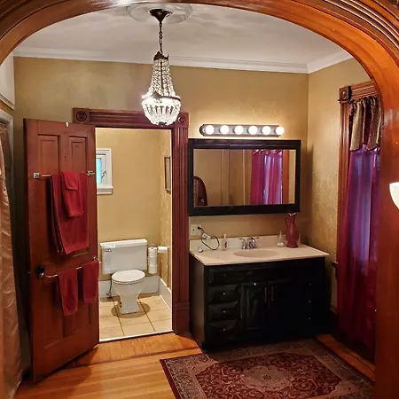 Historic Victorian Inn-3