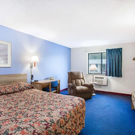 Super 8 By Wyndham Hot Springs-2