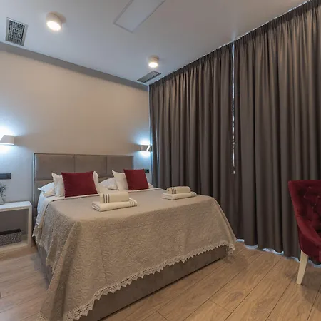 Sky & Sun Luxury Rooms With Private Parking In The Garage-3
