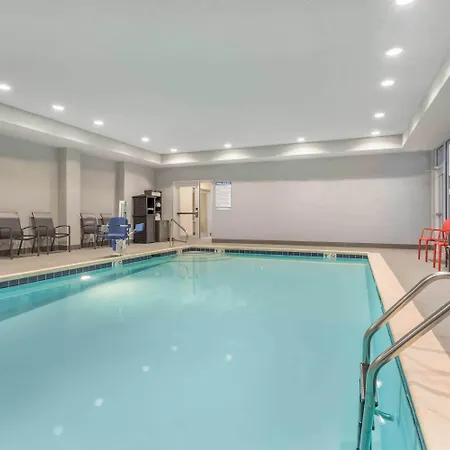 La Quinta Inn And Suites By Wyndham Bloomington-2