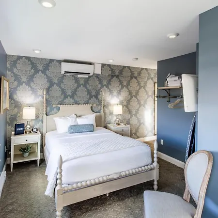 Serenity Inn Newport-2
