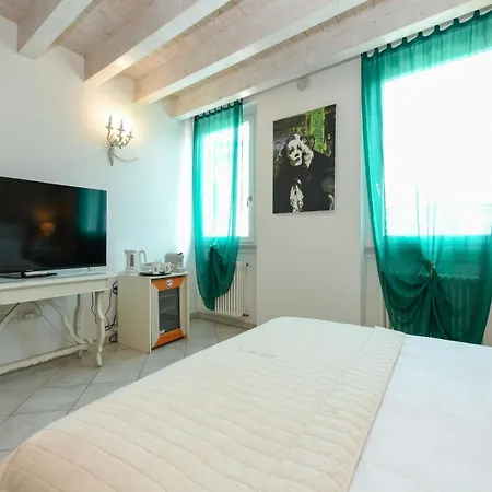 Le Reve - Lake View Rooms-3
