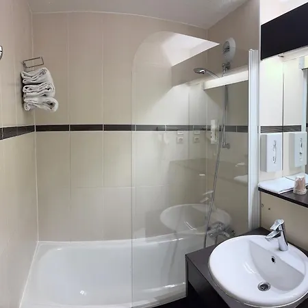 Comfort Hotel Orleans Saran-3