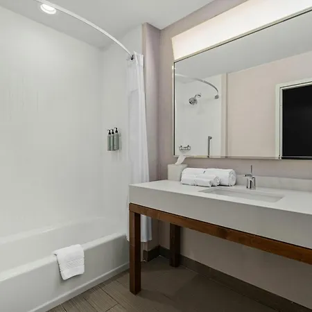 Courtyard By Marriott Oxford-3