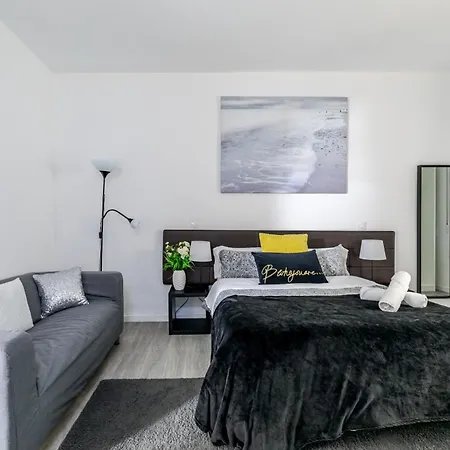 Ayz Juan De Mena - Auto Check-In Property-3