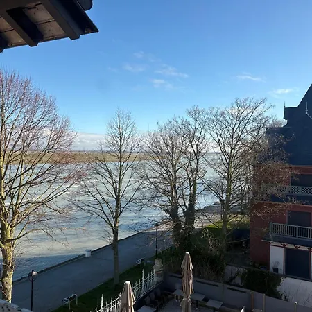 Logis Hôtel- Restaurant Le Relais Guillaume de Normandy-PARKING GRATUIT-Bornes électriques-VUE BAIE TERRASSE-Calme-2