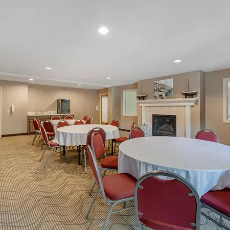 Comfort Suites Lake Geneva East-3