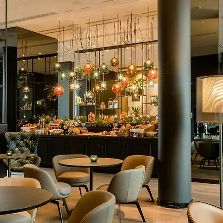 Motel One Koeln-Neumarkt-3
