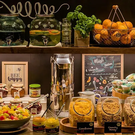 Motel One Koeln-Neumarkt-2