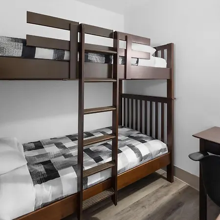 Super 8 By Wyndham Quebec City-2