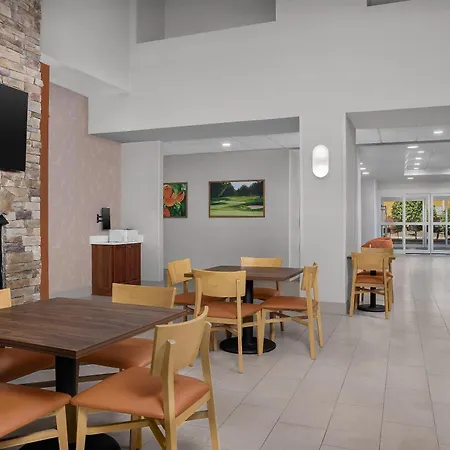 Hampton Inn & Suites Clinton-2