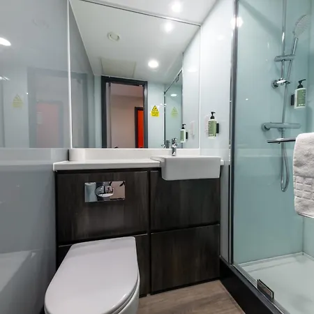Easyhotel Cardiff-2