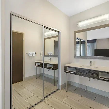Hampton Inn & Suites Bend-2