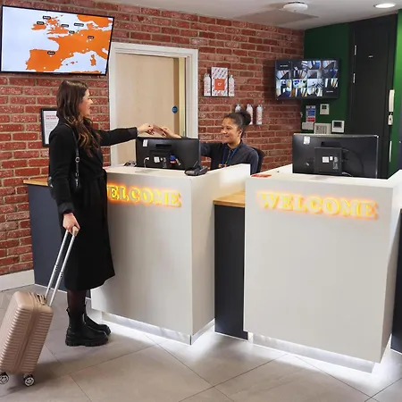 Easyhotel Croydon-3