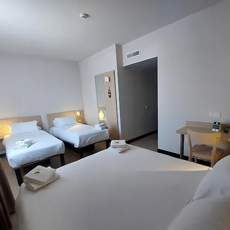 B&B HOTEL Troyes Magasins d'usine-2