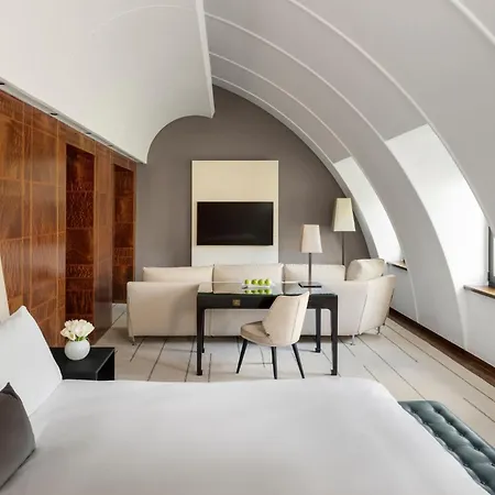 Como The Halkin-2